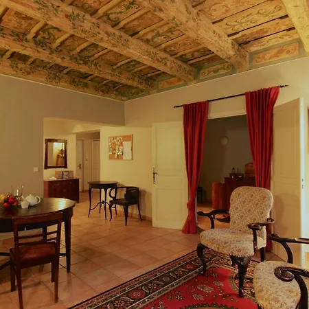 Rustic 2 Bedroom Apt In The Heart Of Mala Strana Apartment