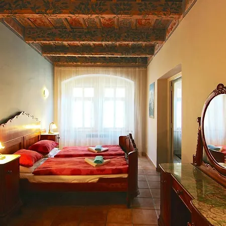 Rustic 2 Bedroom Apt In The Heart Of Mala Strana