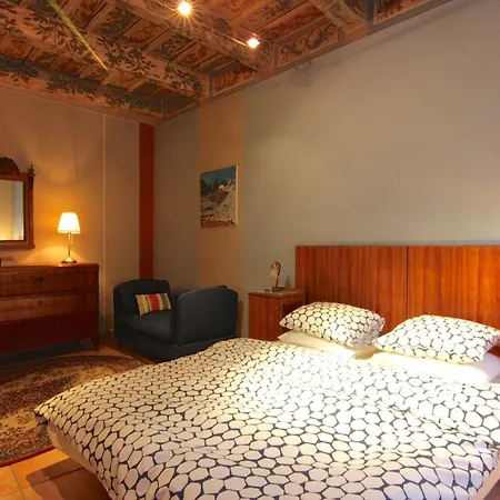 Rustic 2 Bedroom Apt In The Heart Of Mala Strana Apartment
